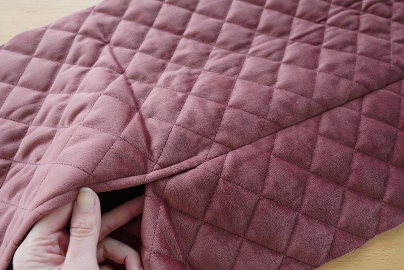 Free sewing tutorial - how to sew a women´s woven vest (sewing pattern included)