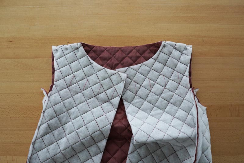 Free sewing tutorial - how to sew a women´s woven vest (sewing pattern included)