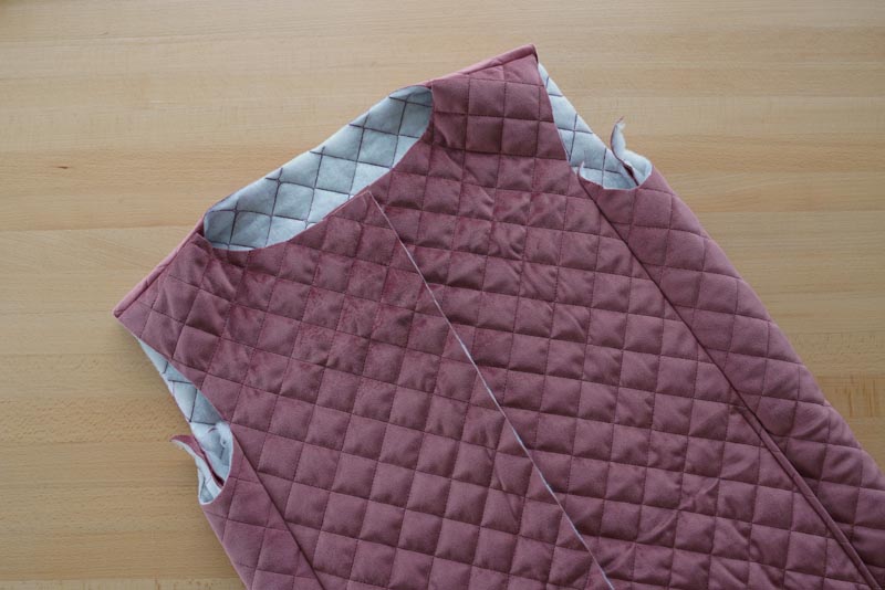 Free sewing tutorial - how to sew a women´s woven vest (sewing pattern included)