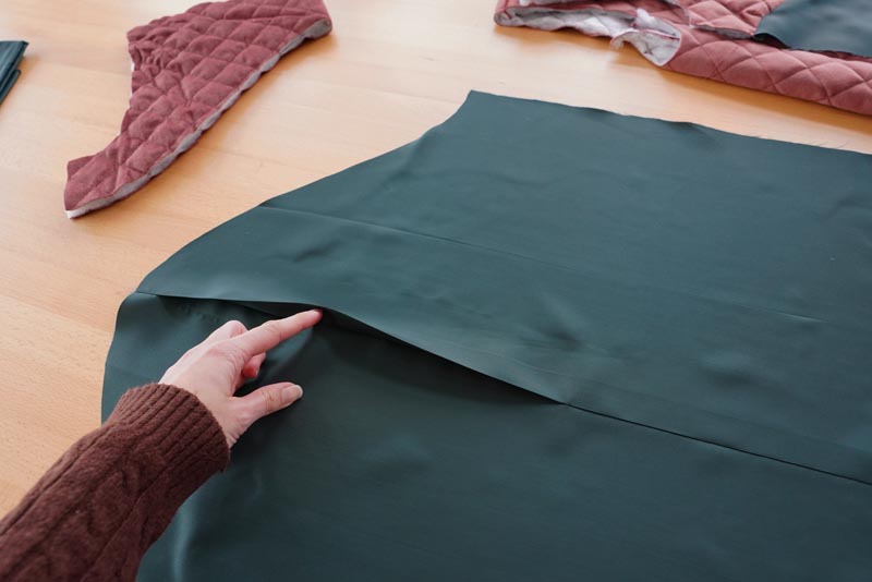 Free sewing tutorial - how to sew a women´s woven vest (sewing pattern included)