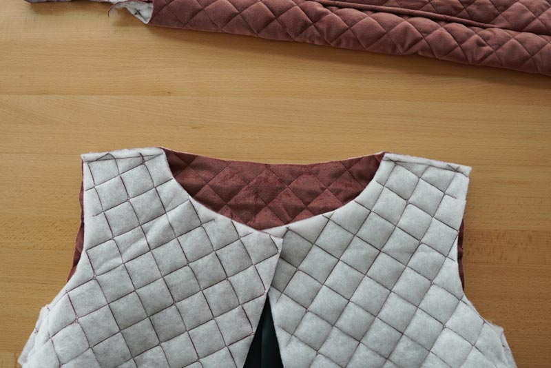 Free sewing tutorial - how to sew a women´s woven vest (sewing pattern included)