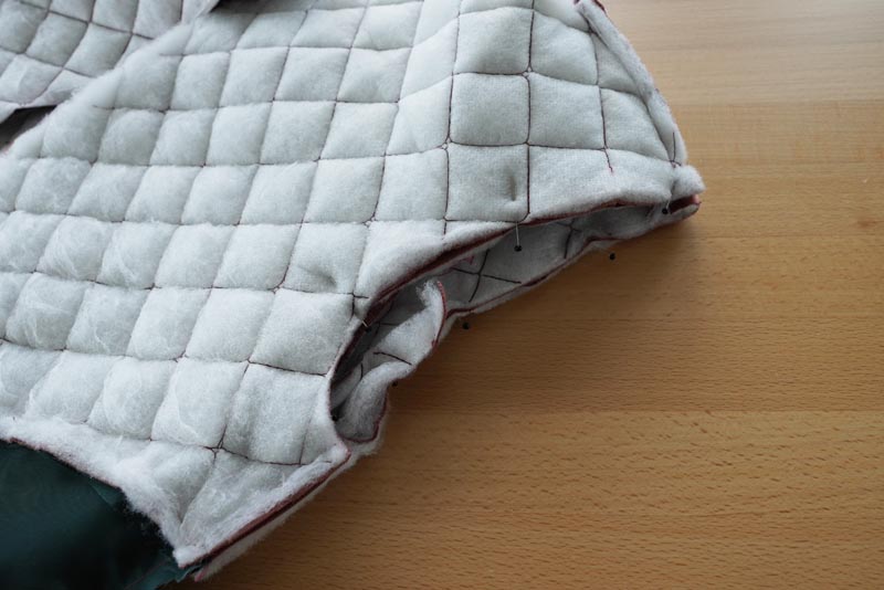 Free sewing tutorial - how to sew a women´s woven vest (sewing pattern included)