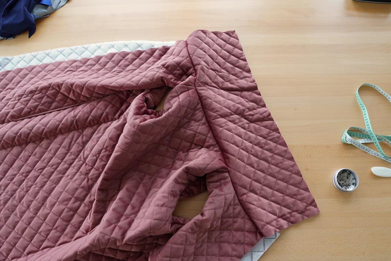 Free sewing tutorial - how to sew a women´s woven vest (sewing pattern included)