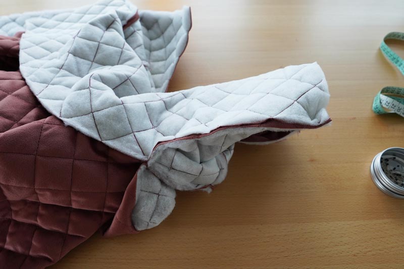 Free sewing tutorial - how to sew a women´s woven vest (sewing pattern included)