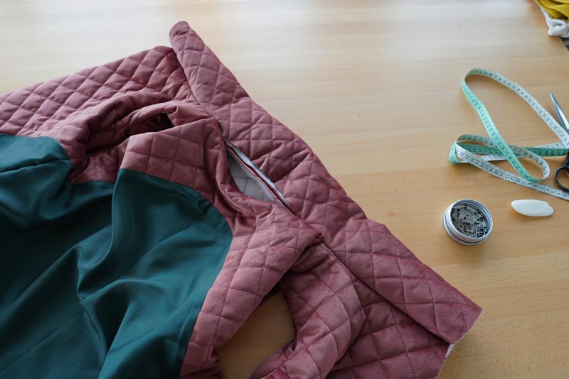 Free sewing tutorial - how to sew a women´s woven vest (sewing pattern included)