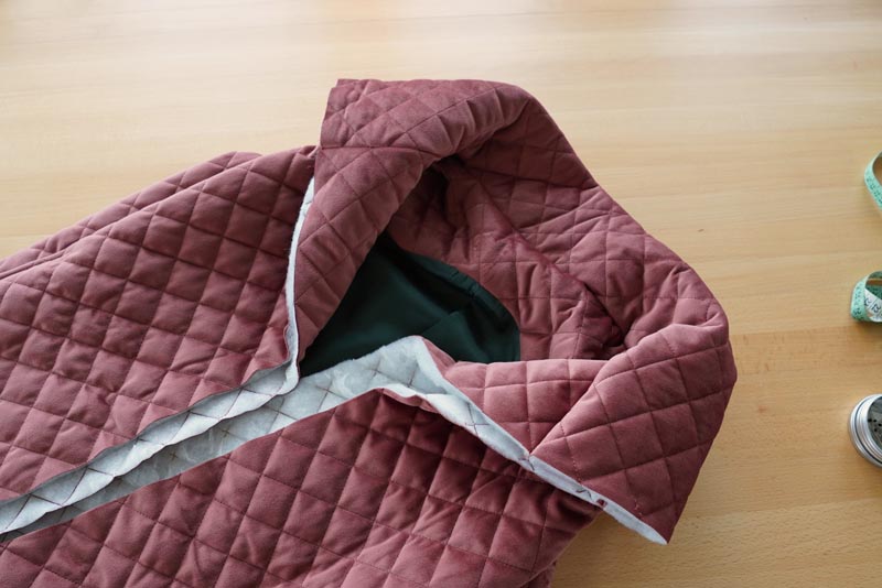 Free sewing tutorial - how to sew a women´s woven vest (sewing pattern included)