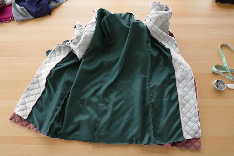 Free sewing tutorial - how to sew a women´s woven vest (sewing pattern included)