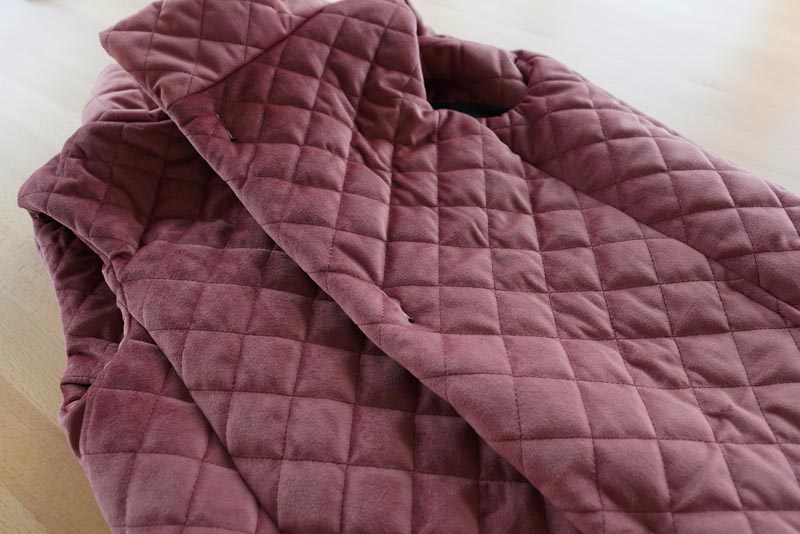 Free sewing tutorial - how to sew a women´s woven vest (sewing pattern included)