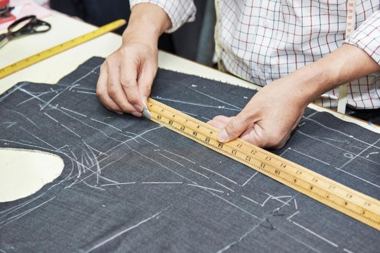 How to place the pattern on the fabric correctly